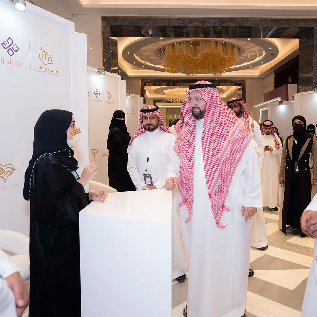 A guest visits a participant's stand in the closing ceremony's exhibition