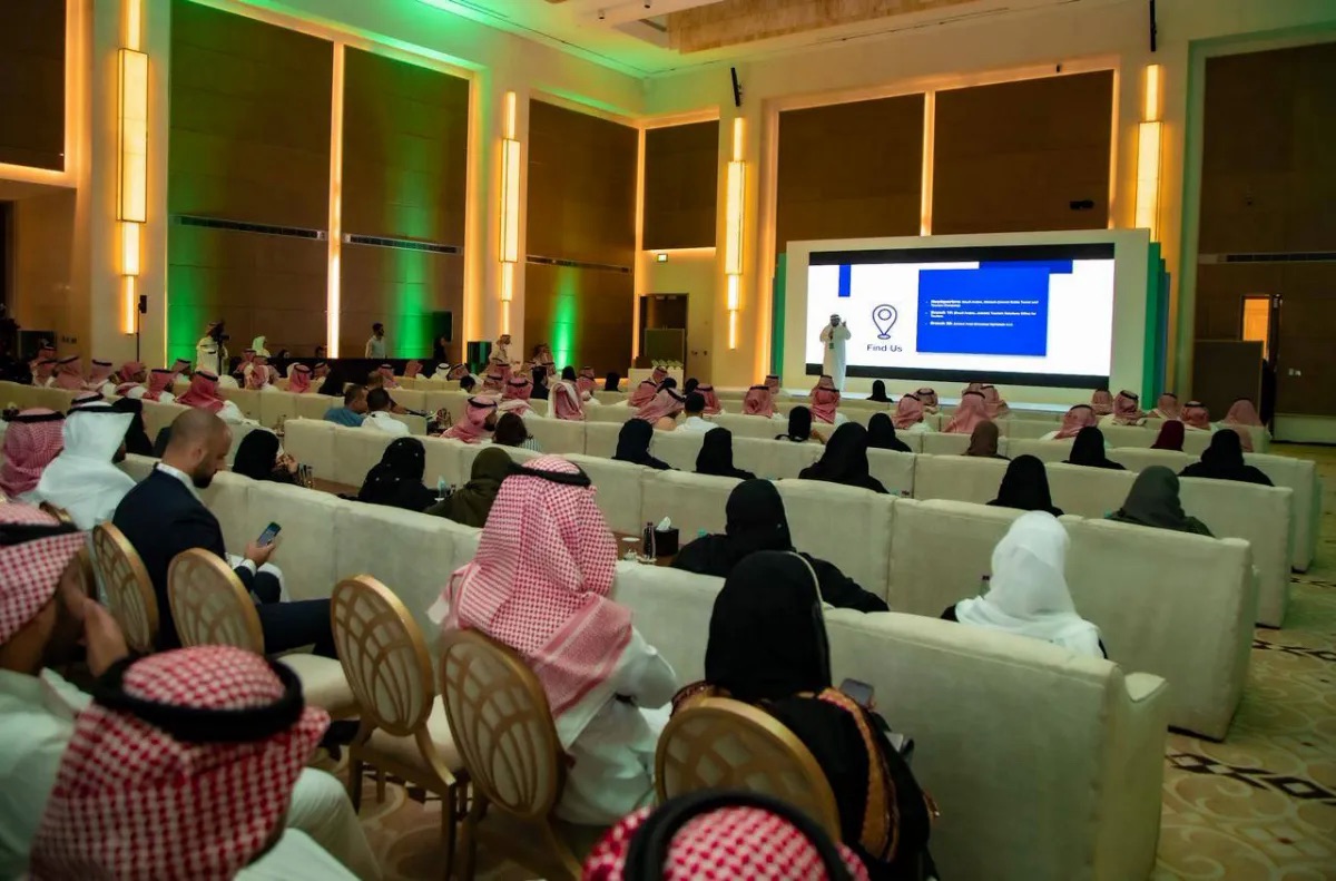 المشاركون والضيوف في القاعة خلال جلسة من مسرعة وزارة السياحة